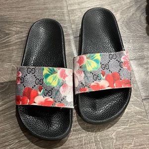 Girls Gucci slides size 2